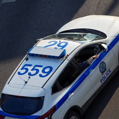 Γλυφάδα: Με σφυρί, μαχαίρι και πιστόλι απείλησαν αστυνομικούς για να μη συλληφθούν