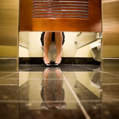 «Πάλι τουαλέτα;» Τι κρύβεται πίσω από τη συχνουρία των γυναικών – Η επιστήμη απαντά