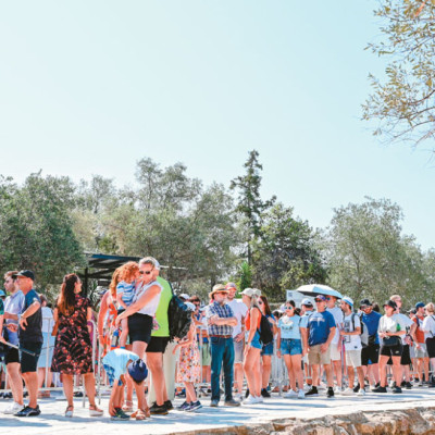 Νέο ρεκόρ στον τουρισμό το 2025: Στα 23,6 δισ. ευρώ τα έσοδα - 38 εκατομμύρια οι αφίξεις επισκεπτών