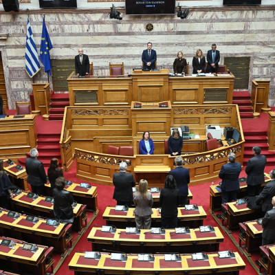 Στη μνήμη των θυμάτων του τραγικού δυστυχήματος των Τεμπών-Επετειακή αναφορά και ενός λεπτού σιγή από τη Βουλή των Ελλήνων