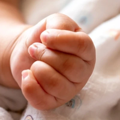 «Το δάγκωναν τα ξαδέρφια του, έπεσε από το καρότσι»: Οι δικαιολογίες της μητέρας του κακοποιημένου βρέφους στον Πύργο που δεν έπεισαν τους γιατρούς