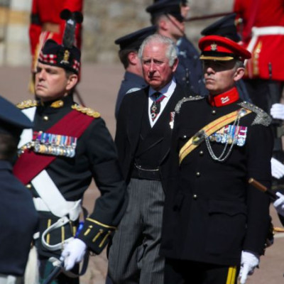 Το τρυφερό φιλί της Μίντλεντον στον Κάρολο μετά το τελευταίο αντίο στον πατέρα του