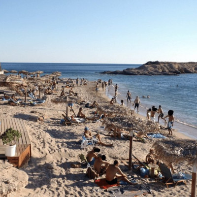 Αγία Μαρίνα: Έξι άνδρες επιτέθηκαν σε γυναίκα στην παραλία και το μετέδωσαν live- Της έσκισαν την μπλούζα