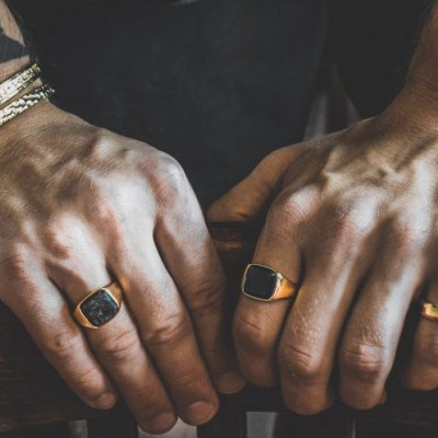 Τι τρέχει με τα ανδρικά δαχτυλίδια;