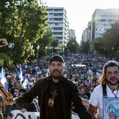 Σύνταγμα, Θεσσαλονίκη, Πάτρα, Κρήτη: Χιλιάδες ενάντια στα εμβόλια, χωρίς μάσκες και με Χριστός Ανέστη!