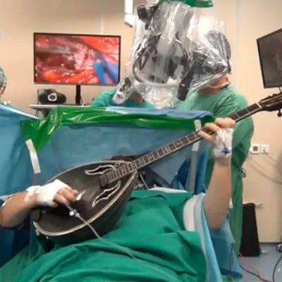 Θεσσαλονίκη – Με το μπουζούκι στο… χειρουργείο – Έπαιζε πενιές ενώ υποβάλλονταν σε επέμβαση στον εγκέφαλο